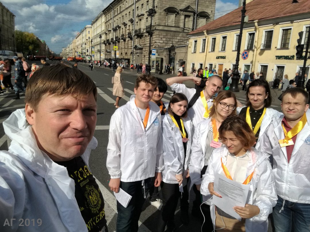 СНО религиоведения РГПУ им. А.И. Герцена, А.В. Гайдуков и студенты после опроса участников крестного хода, 12.10.2019
