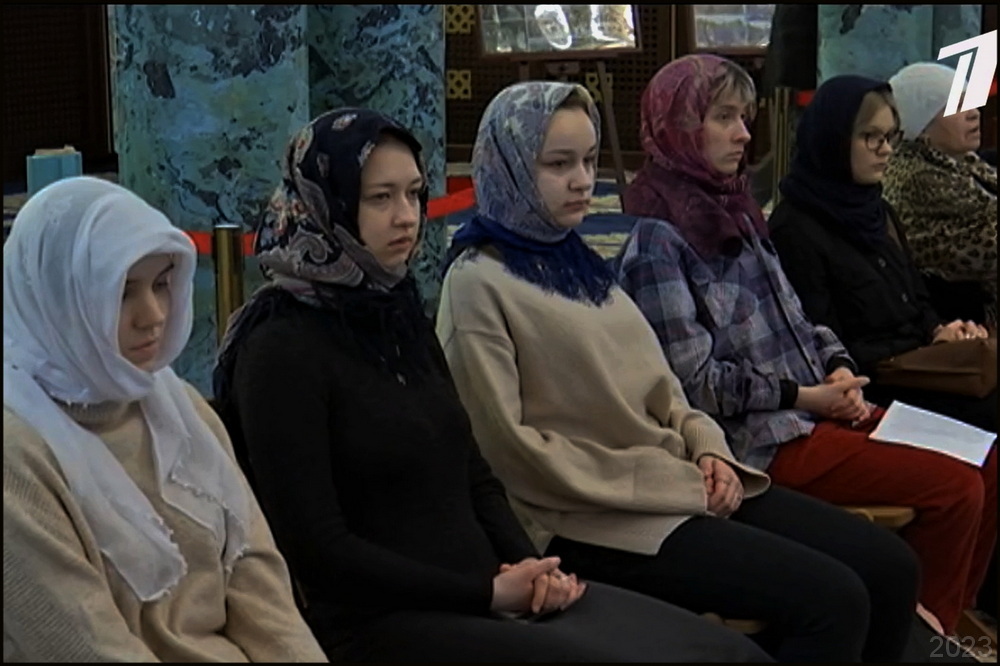 Студентки СНО религиоведения РГПУ им. А.И. Герцена в Соборной мечети Петербурга на научно-практической конференции «Роль мусульман в России: история и перспективы», 15.03.2023 (кадр из телерепортажа)