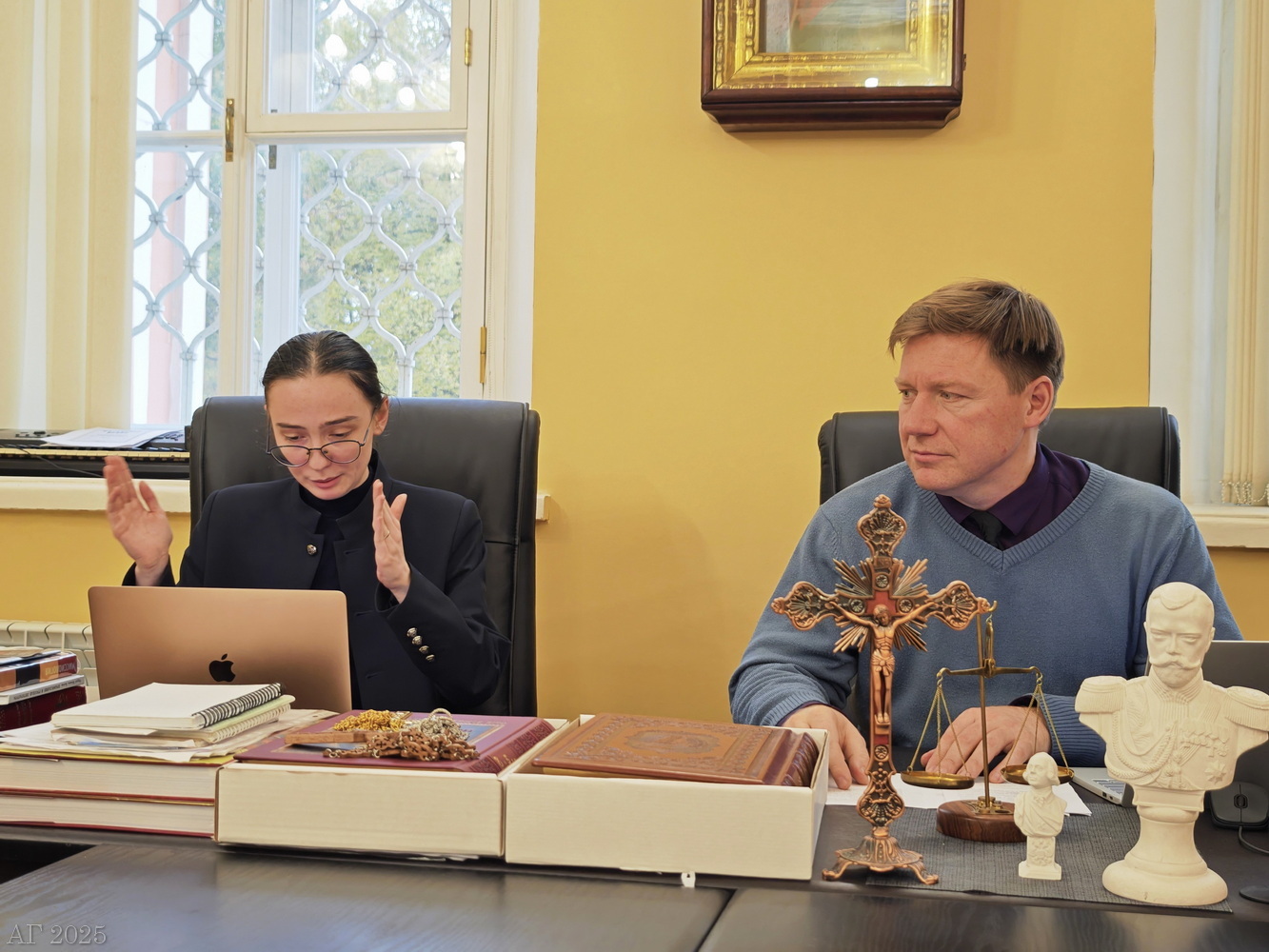 Председатель СНО религиоведения Даша Виллемсон и куратор СНО доцент А.В. Гайдуков. Студенческая секция. II Международная научно-практическая конференция «Дискурсы и практики традиции», СПб., 24.10.2025