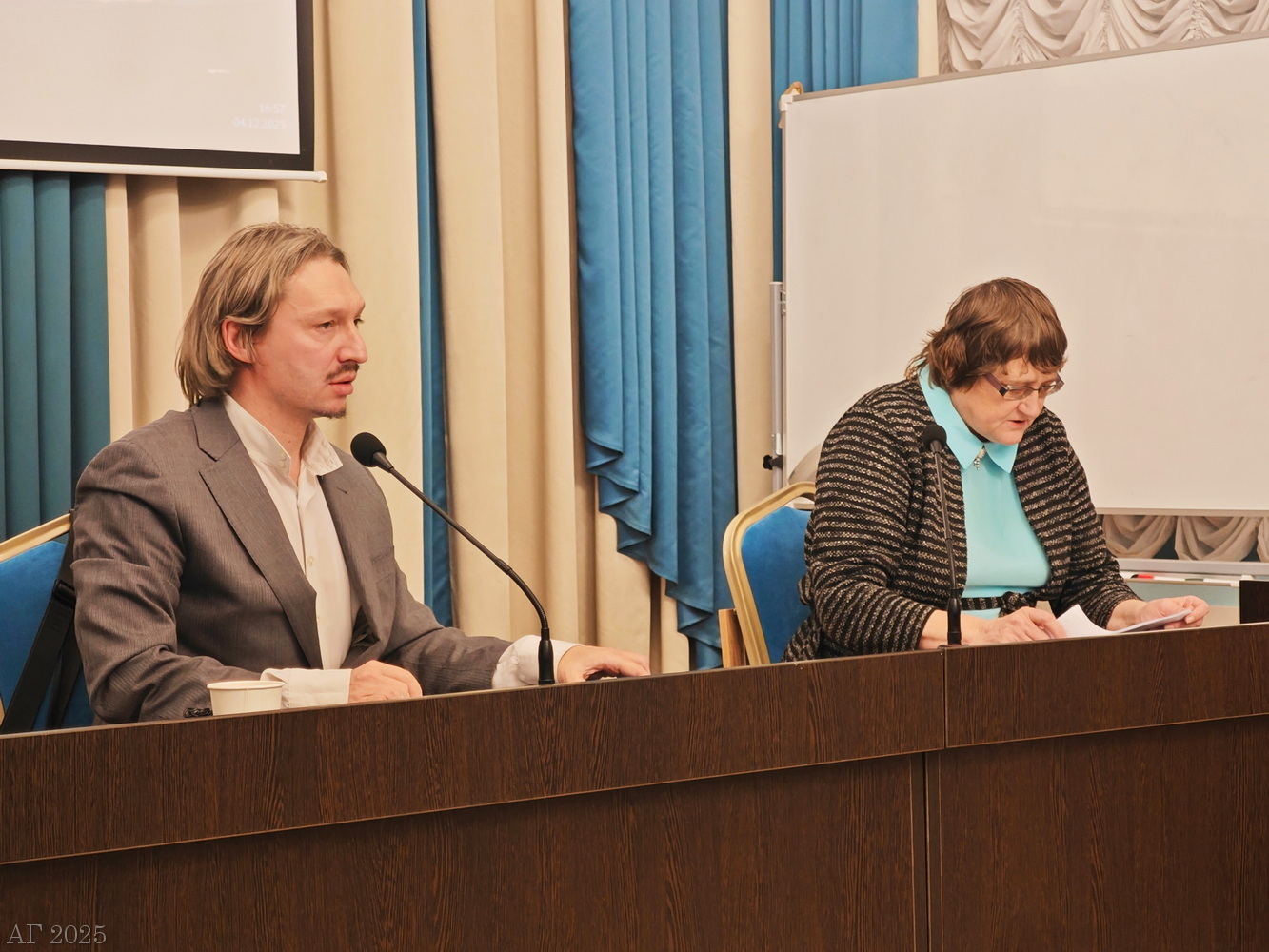 Ведущие 2 секции Дмитрий Дмитриев и Татьяна Никольская. Конференция «Архаические религии в историческом и современном измерении», РХГА, 04.12.2025